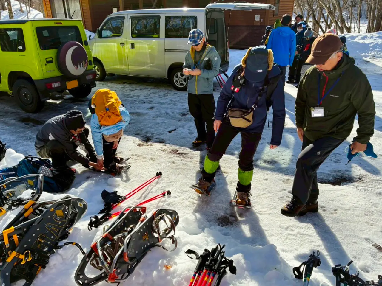 ガイドさんに手伝ってもらってスノーシューを履いているところ