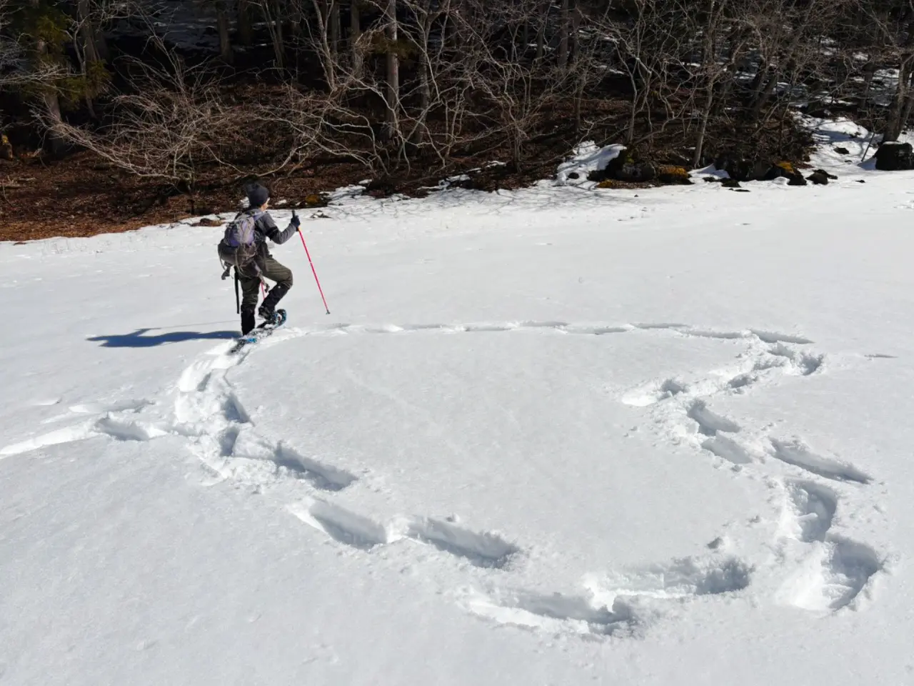 雪の上を歩いてハートを描く