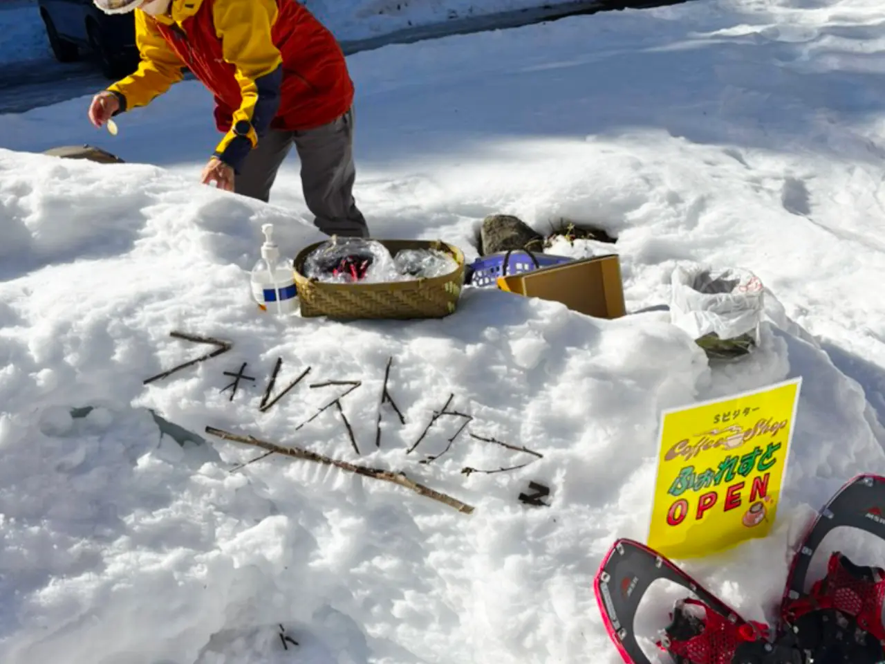 枝で「フォレストカフェ」の文字を組んだ看板